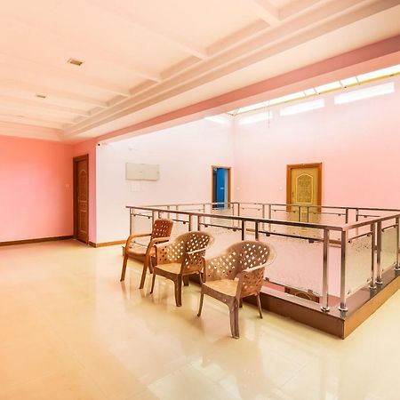 Oyo 62964 Hotel Vandana Grand Nellore Bagian luar foto