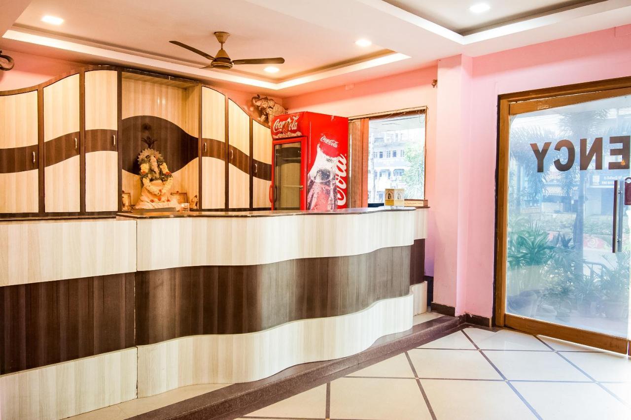 Oyo 62964 Hotel Vandana Grand Nellore Bagian luar foto
