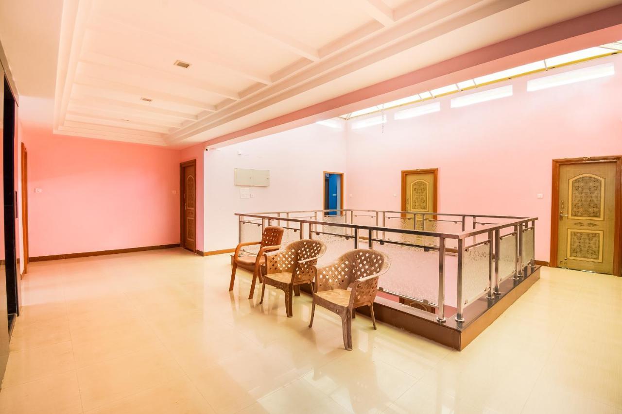 Oyo 62964 Hotel Vandana Grand Nellore Bagian luar foto