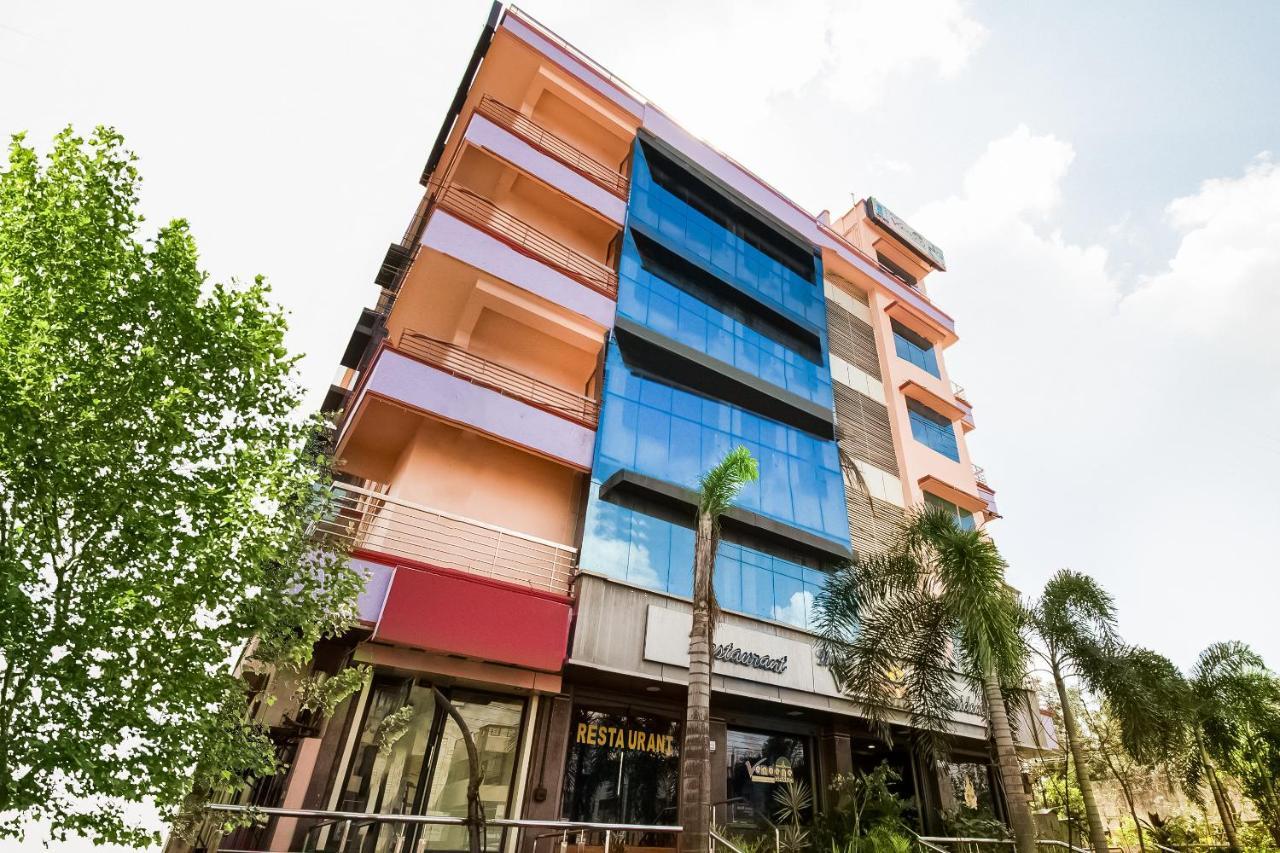 Oyo 62964 Hotel Vandana Grand Nellore Bagian luar foto